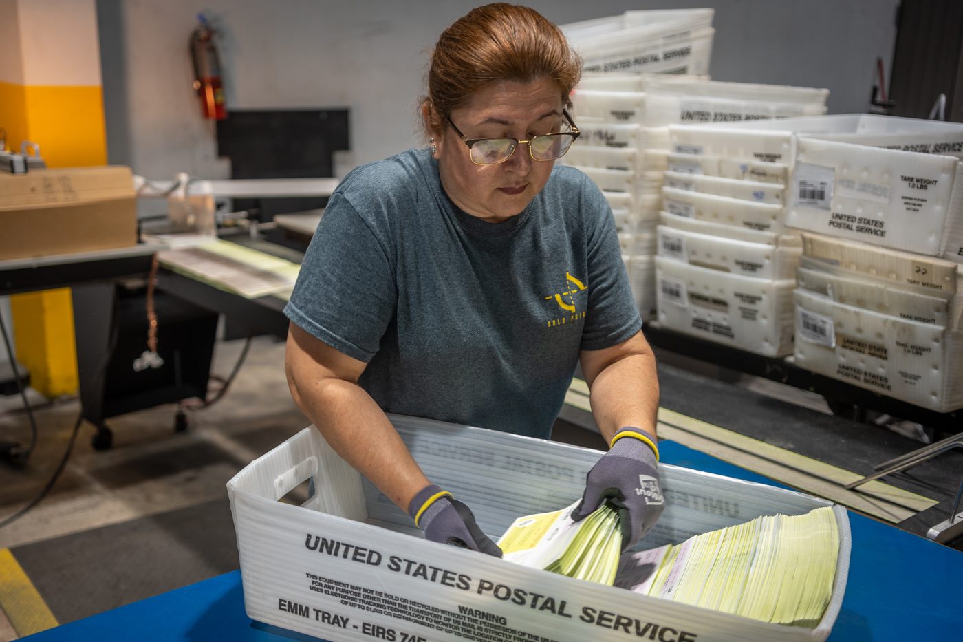 Solo Printing team member with a USPS tray of direct mail in Miami