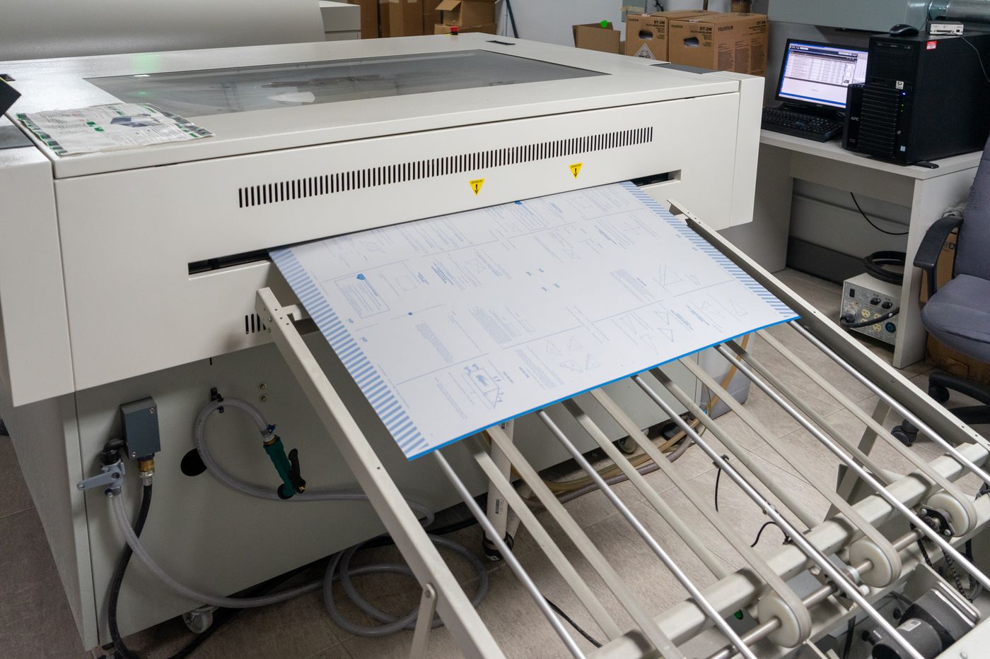 Solo Printing platesetter imaging a printing plate in the prepress department in Miami